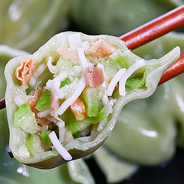 《一品禅》丝瓜纯手工水饺(螺旋藻皮)~夏季限定,鲜甜的丝瓜拌上细柔面